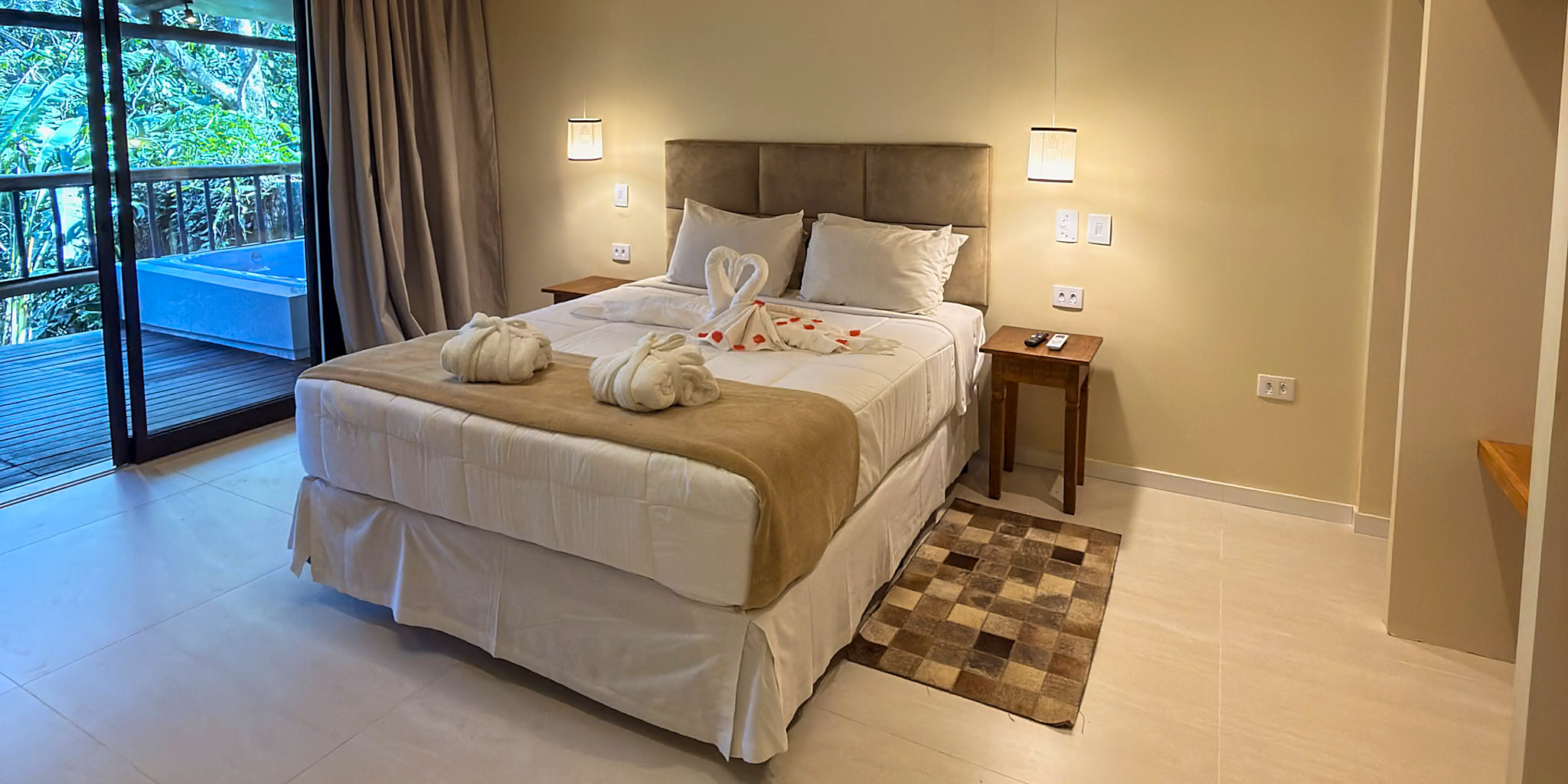 Suíte Marajó - cama e porta para a varanda