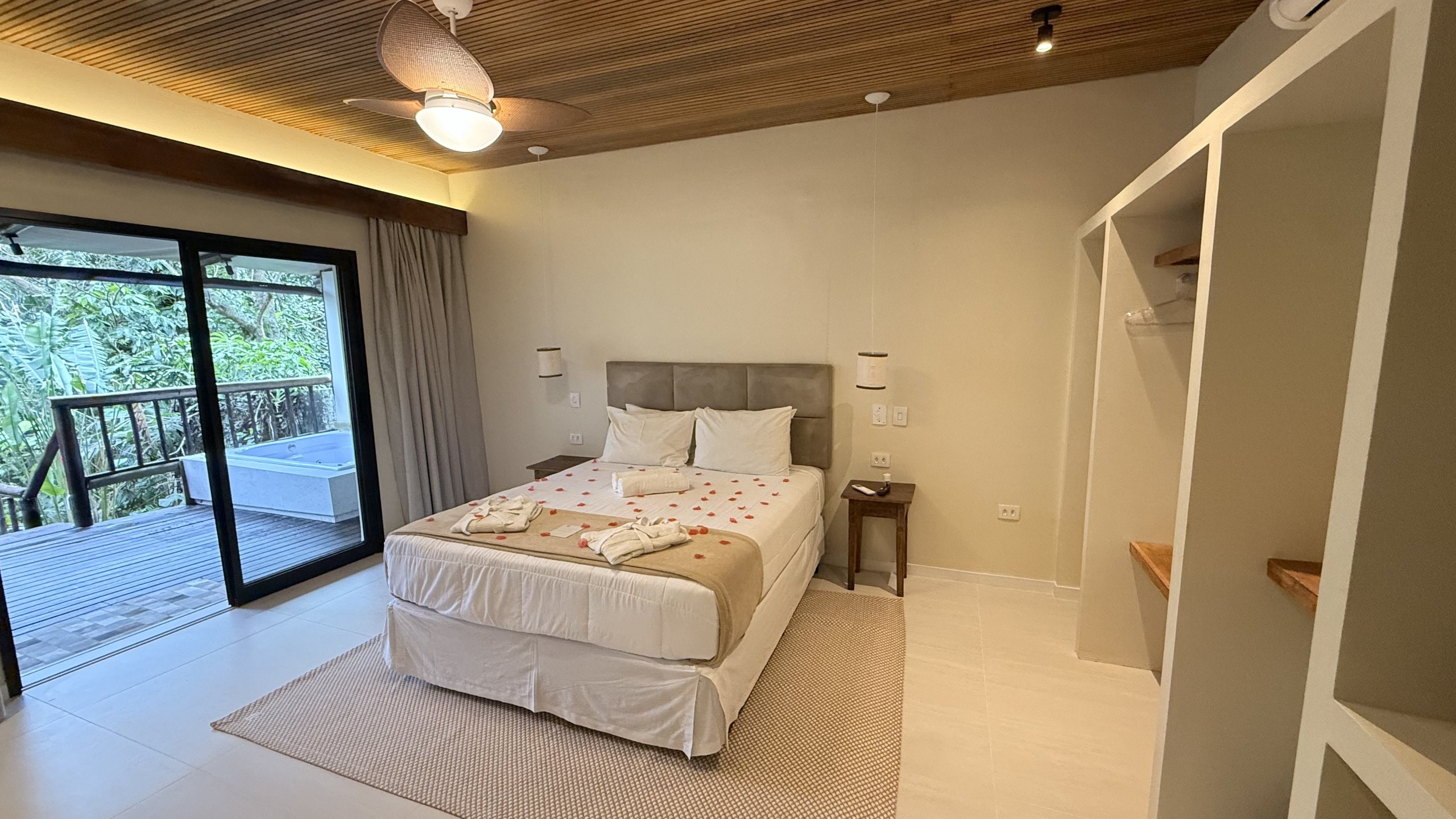 Suíte Marajó - cama com vista para a mata