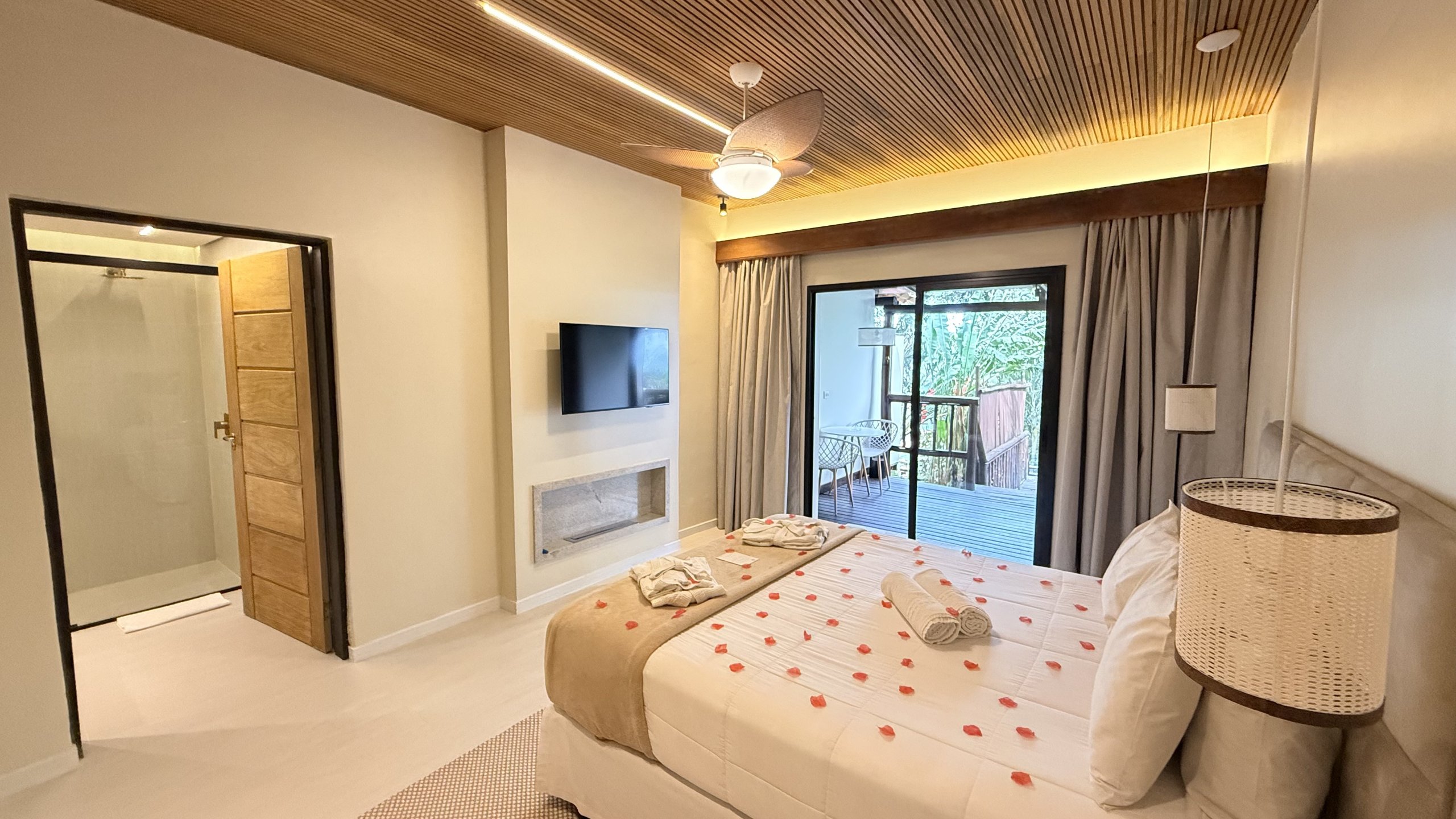Suíte Marajó - quarto com TV, banheiro e varanda