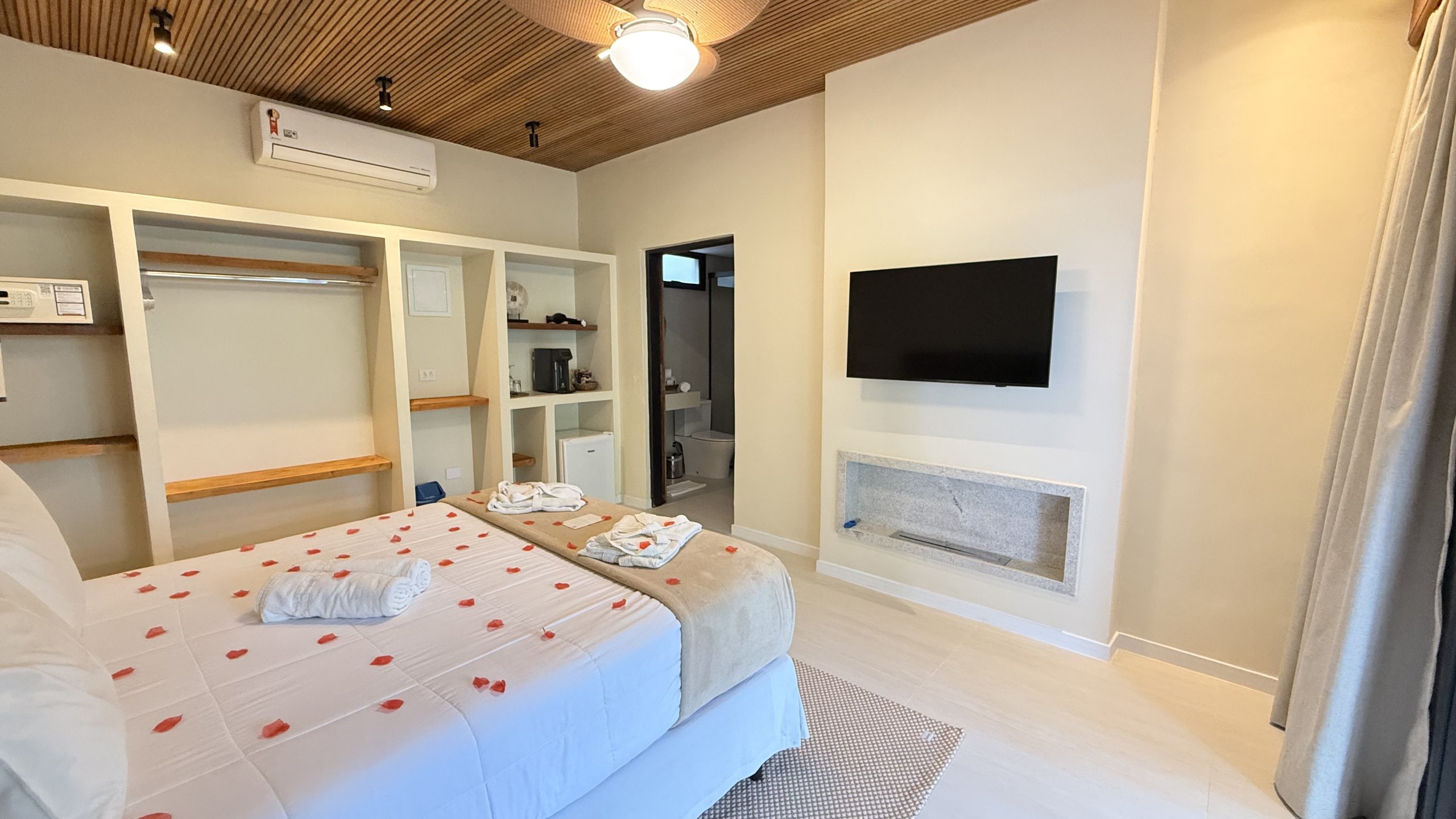 Suíte Marajó - quarto com TV e armário